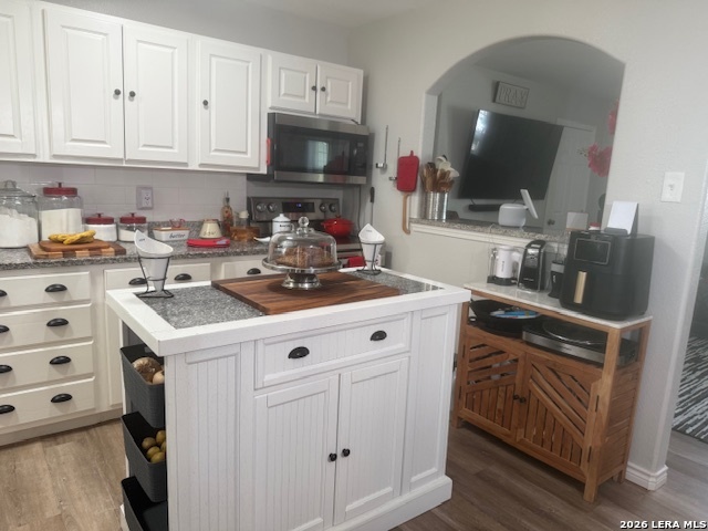 Image 8 of 18 For 1011 Hutchinson E