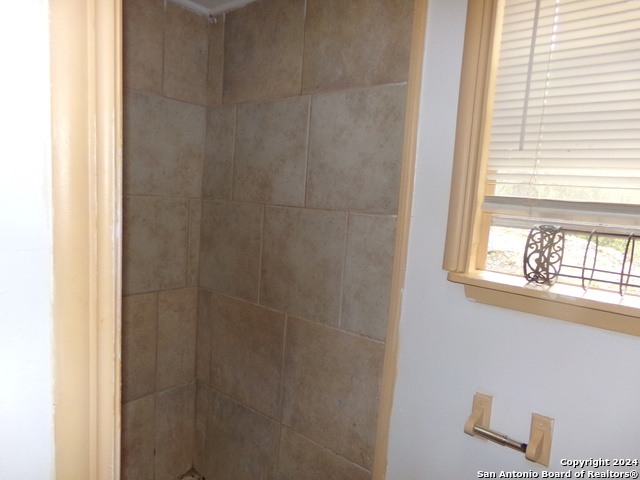 Image 29 of 30 For 4835 Gus Eckert  3