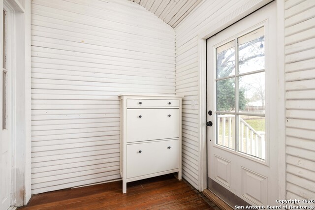 Image 19 of 28 For 545 Willow Ave