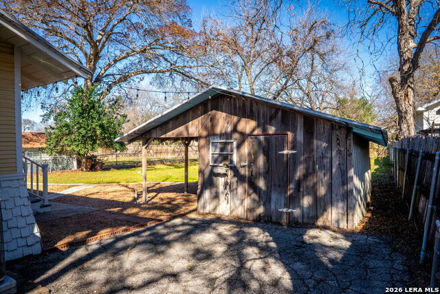 Image 21 of 28 For 545 Willow Ave