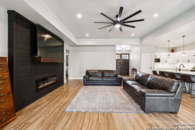 Image 12 of 63 For 177 E Short Meadow Dr