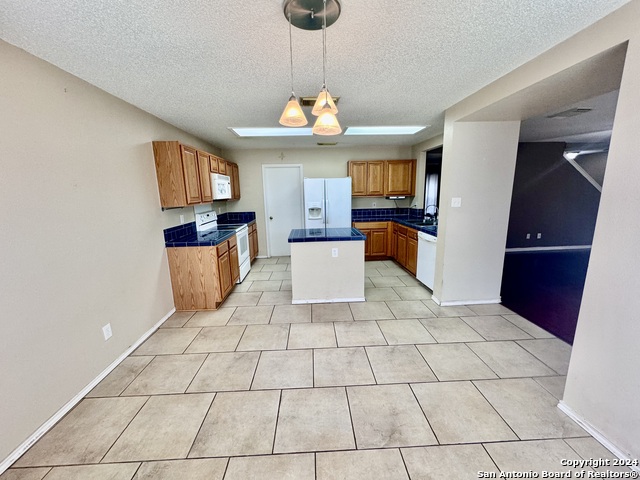 Image 15 of 39 For 10527 Dugas Dr