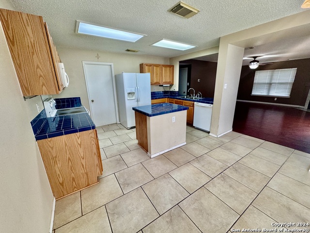 Image 16 of 39 For 10527 Dugas Dr