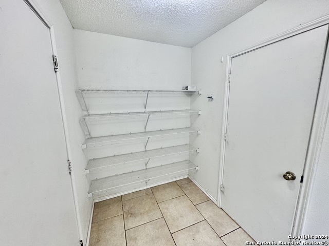 Image 17 of 39 For 10527 Dugas Dr