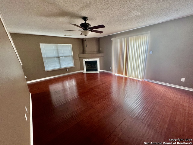 Image 19 of 39 For 10527 Dugas Dr