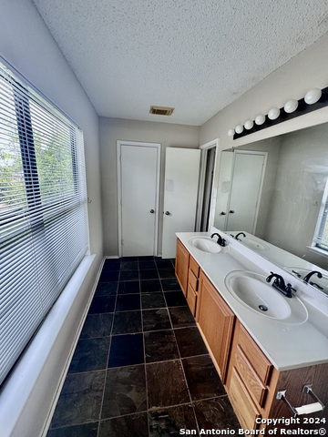 Image 34 of 39 For 10527 Dugas Dr