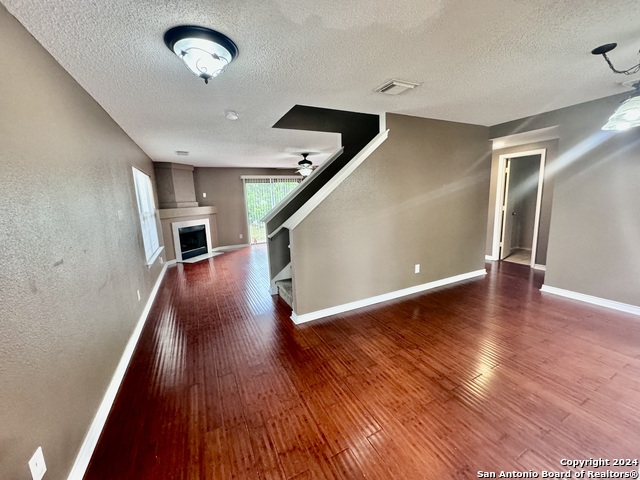 Image 5 of 39 For 10527 Dugas Dr