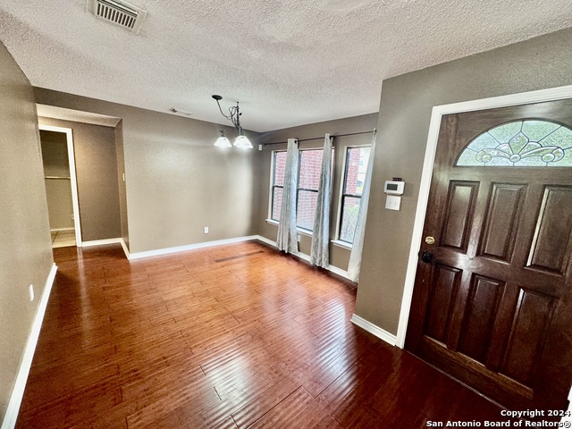 Image 6 of 39 For 10527 Dugas Dr