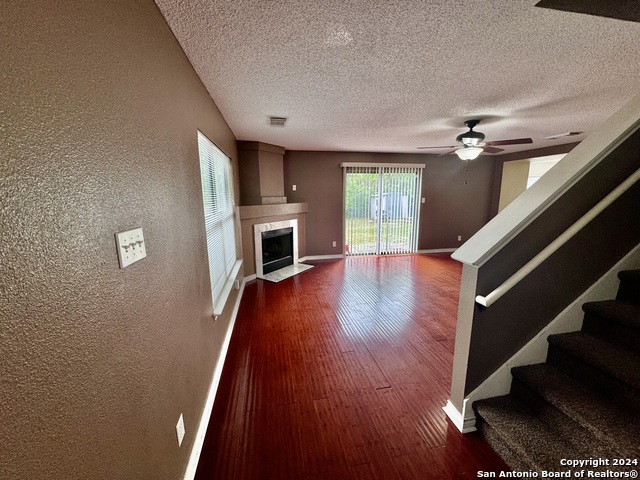 Image 7 of 39 For 10527 Dugas Dr