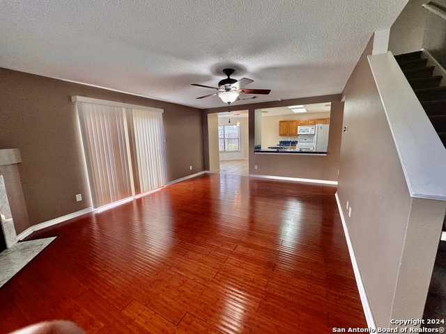 Image 8 of 39 For 10527 Dugas Dr