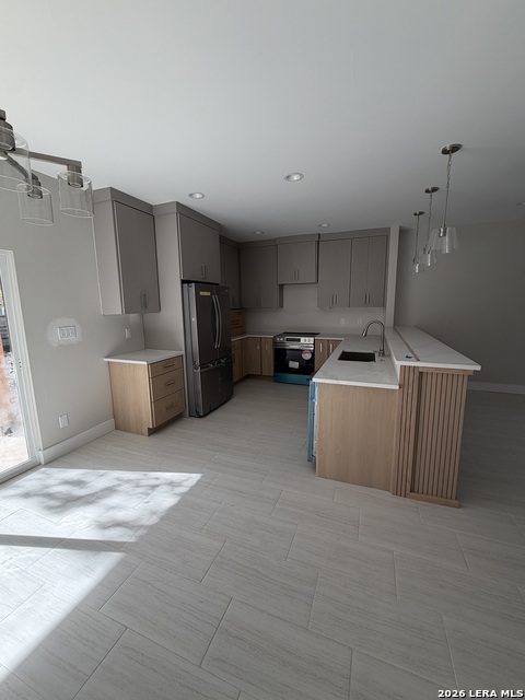 Image 4 of 32 For 2610 Woodbury St  102