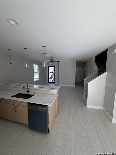 Image 6 of 32 For 2610 Woodbury St  102