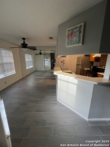 Image 7 of 12 For 10955 Wurzbach  903