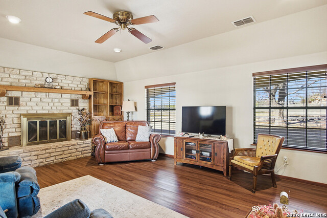 Listing photo id 12 for 126 Packsaddle Circle