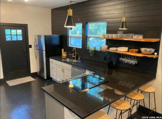 Image 3 of 12 For 301 E Woodlawn