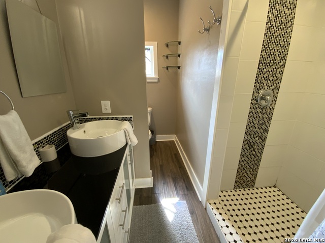 Image 9 of 20 For 231 Carolina St E