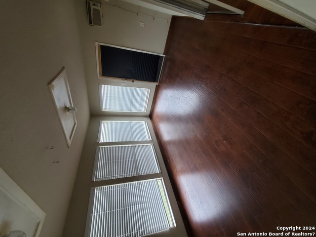 Image 16 of 17 For 5295 Round Table