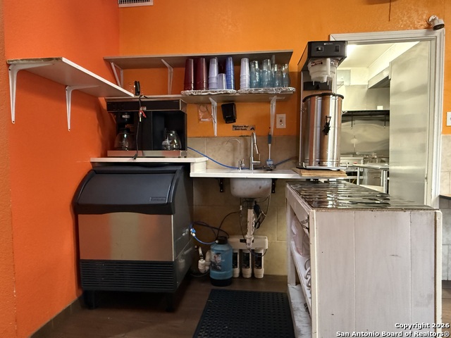 Listing photo id 9 for 5402 Zarzamora S