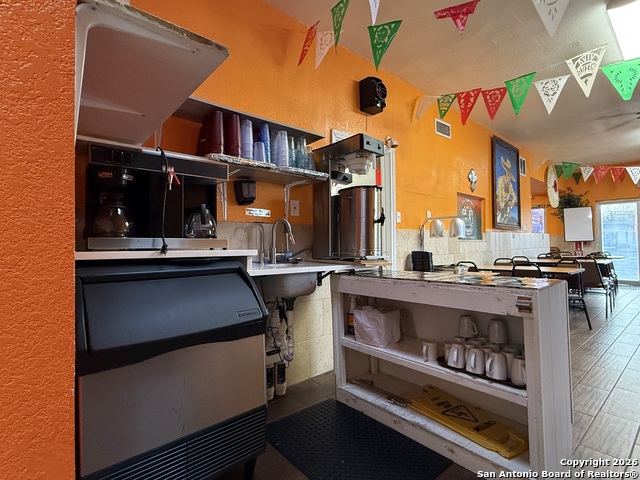 Listing photo id 13 for 5402 Zarzamora S