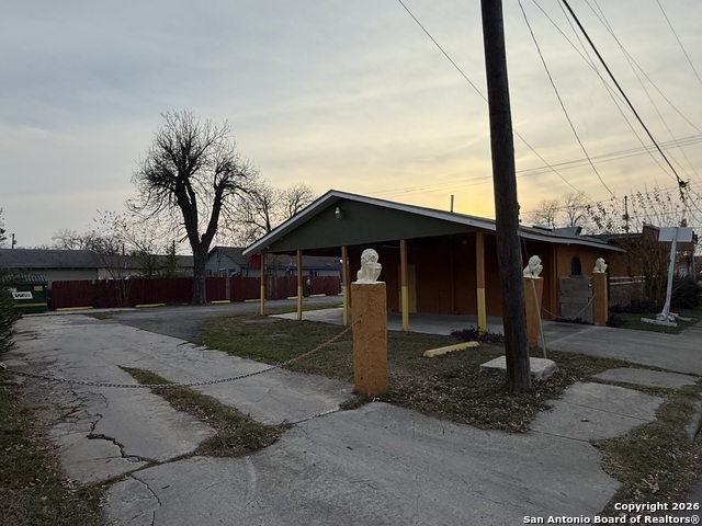 Listing photo id 40 for 5402 Zarzamora S