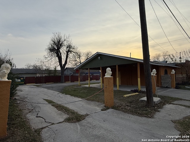 Listing photo id 41 for 5402 Zarzamora S