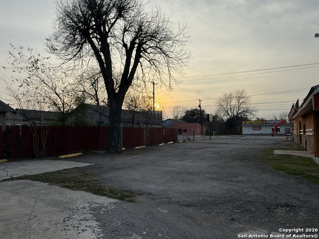 Listing photo id 42 for 5402 Zarzamora S