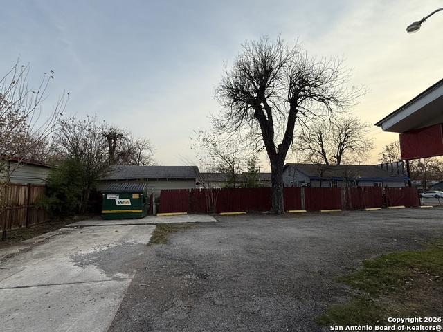 Listing photo id 43 for 5402 Zarzamora S