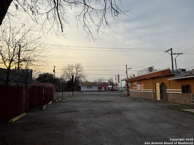 Listing photo id 5 for 5402 Zarzamora S