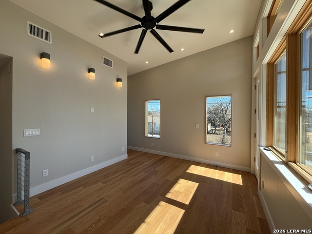 Image 10 of 40 For 1107 Cherry St. S