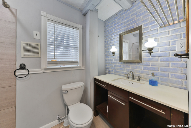 Image 14 of 22 For 106 Waugh  