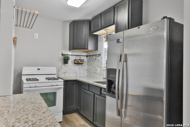 Image 9 of 22 For 106 Waugh  