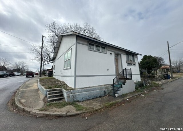 Image 2 of 9 For 2402 Martin St W