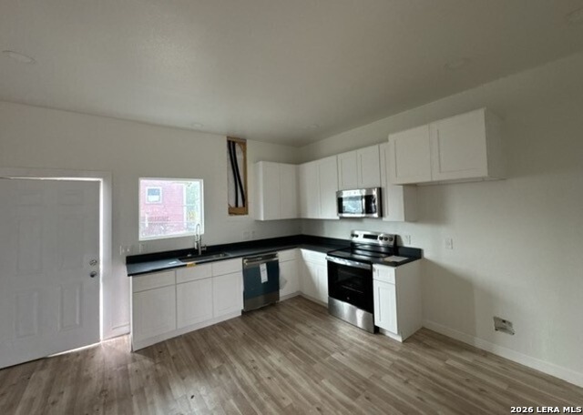 Image 7 of 9 For 2402 Martin St W