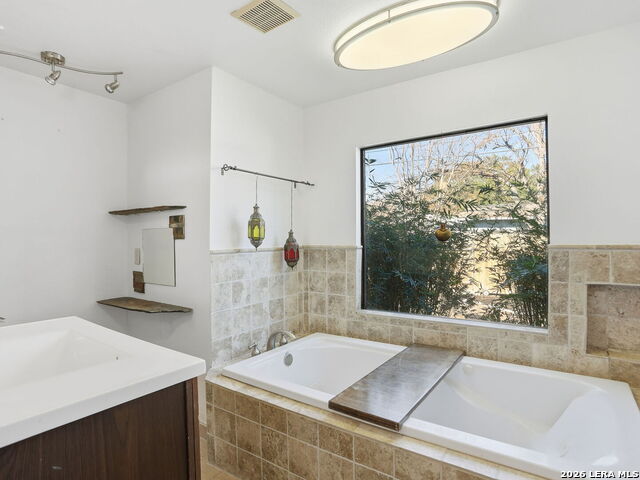 Image 29 of 50 For 543 Robinhood