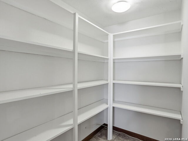 Image 32 of 50 For 543 Robinhood