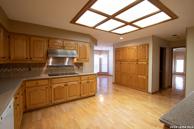 Image 11 of 31 For 8 Granburg Pl