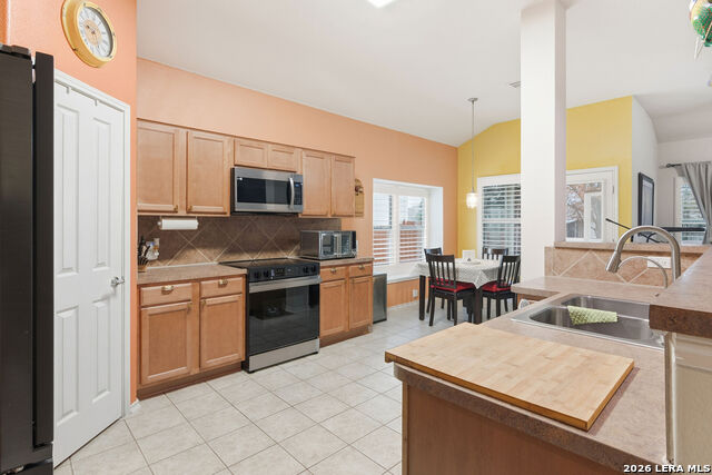 Image 9 of 43 For 532 Rooster  