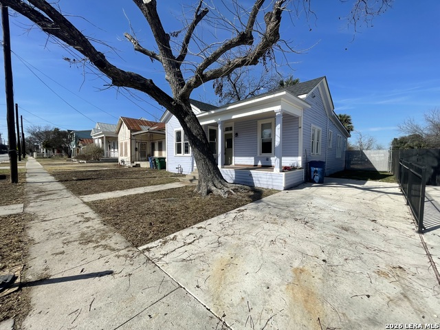 Image 2 of 22 For 821 Burleson