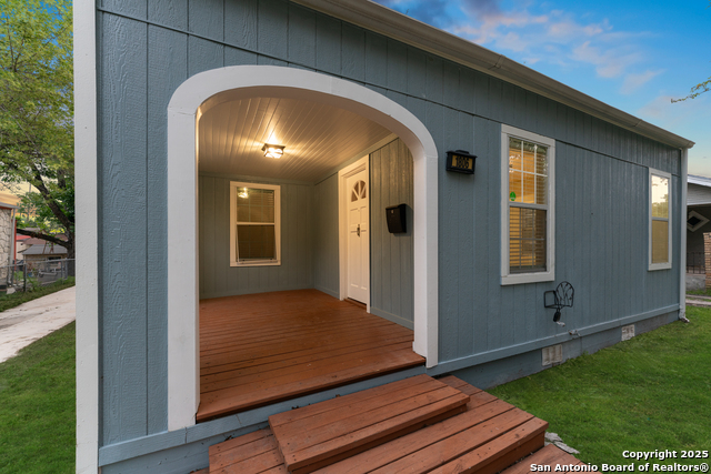 Image 2 of 24 For 1806 Mistletoe Ave W