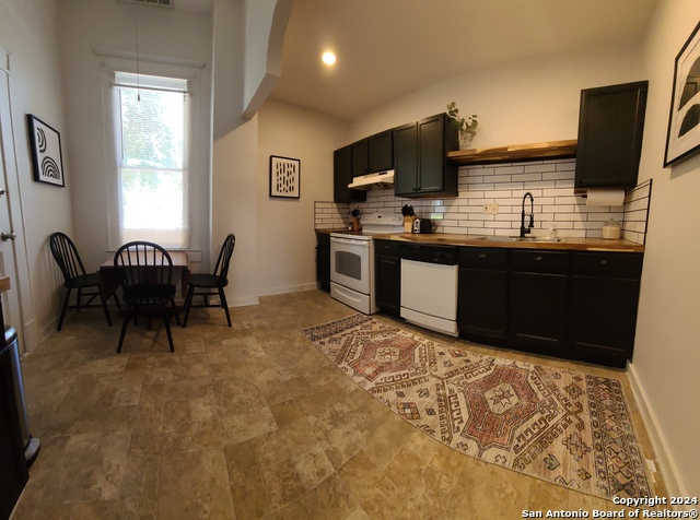 Image 11 of 16 For 423 Magnolia W 1