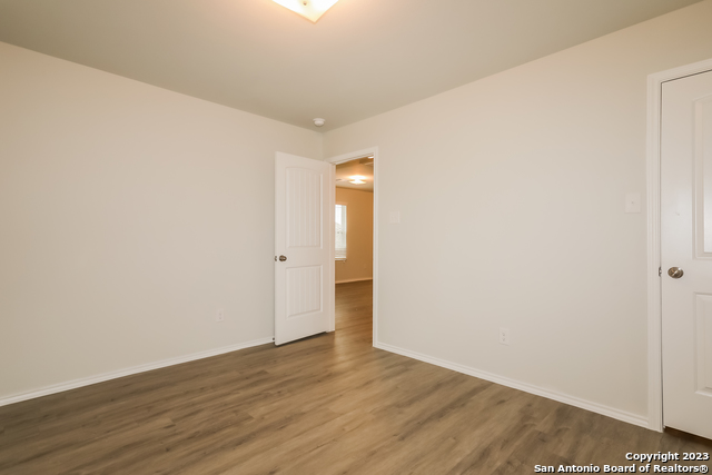 Listing photo id 11 for 9334 Evening Shade Court