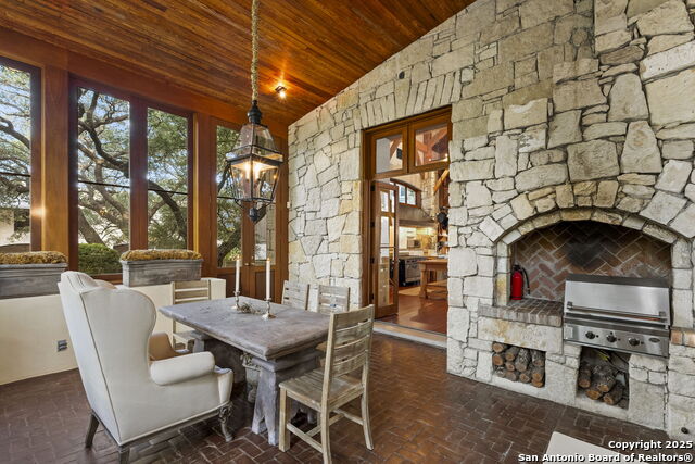 Listing photo id 11 for 317 Limestone Creek
