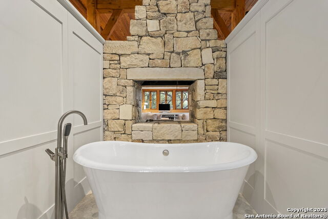 Listing photo id 22 for 317 Limestone Creek