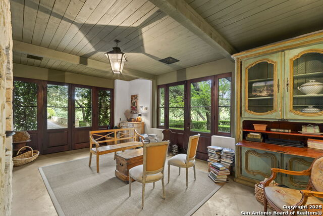 Listing photo id 25 for 317 Limestone Creek
