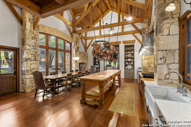 Listing photo id 7 for 317 Limestone Creek
