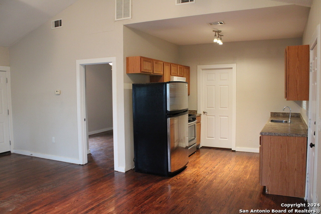 Image 11 of 27 For 415 Kendall St