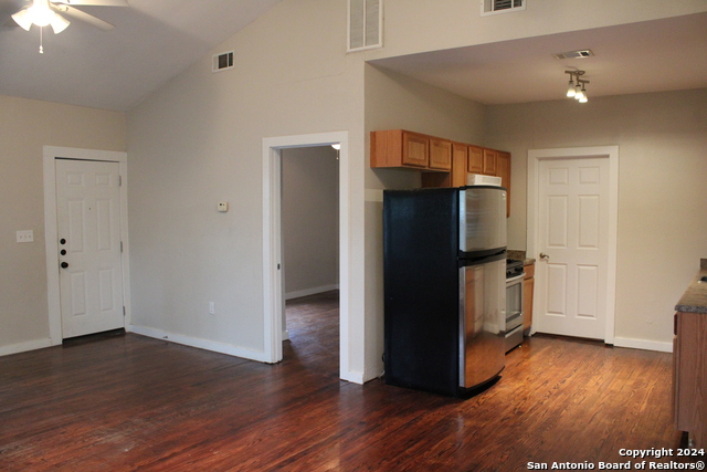 Image 12 of 27 For 415 Kendall St