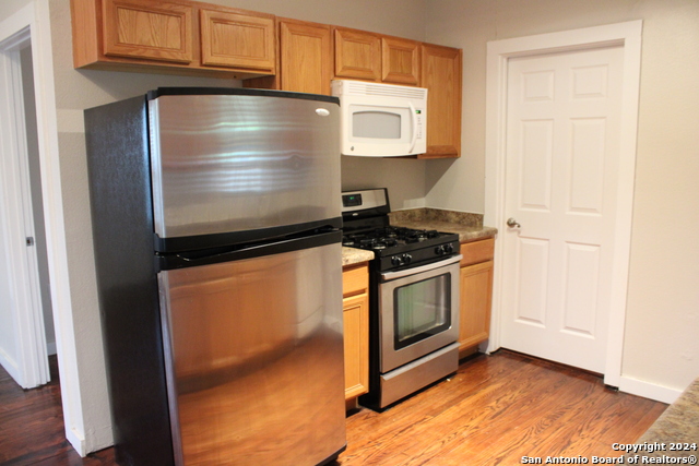 Image 14 of 27 For 415 Kendall St