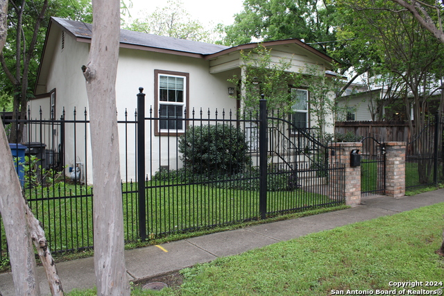 Image 2 of 27 For 415 Kendall St