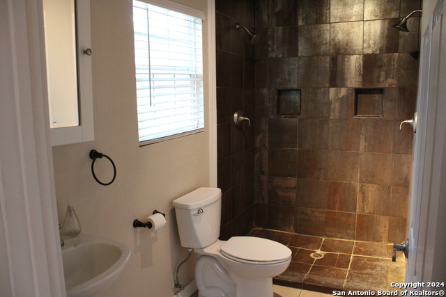 Image 21 of 27 For 415 Kendall St